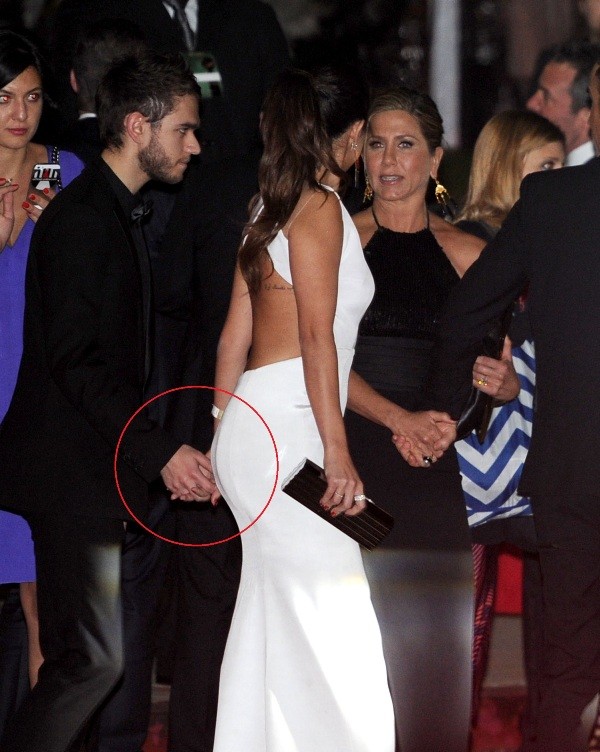 Selena Gomez a DJ Zedd sa držia za ruky
